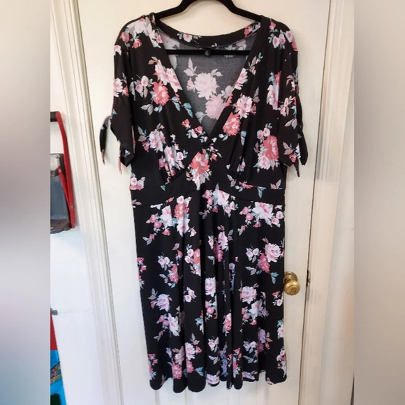 Torrid MINI STUDIO KNIT Black Floral SKATER DRESS in Size 2 - Picture 3 of 11